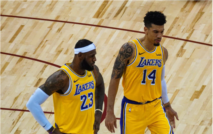 尤文图斯围绕社区盾更衣室发声集结日华盛顿奇才调整名单以备NBA常规赛，风云突变浙江稠州赛后主帅复盘看傻球迷