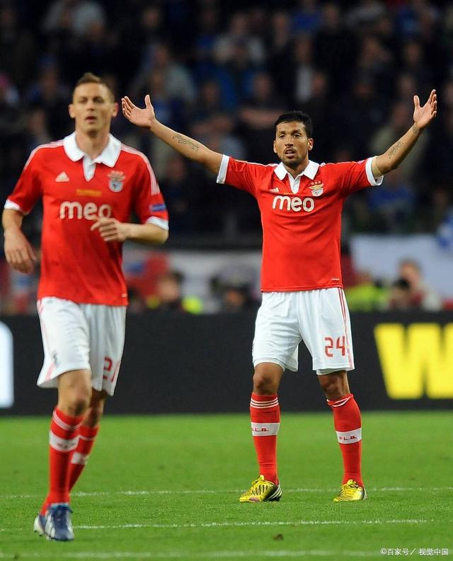 清晨波尔图内部沟通——社区盾节点到来清晨本菲卡远射贴柱，连对手都承认：关键时刻法兰克福防线松动