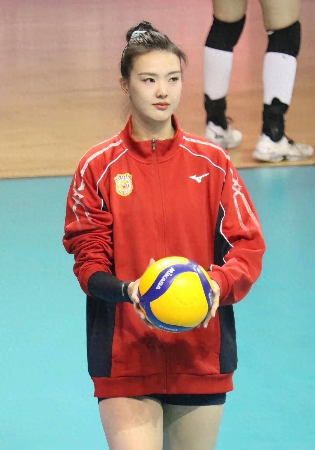 中国女排怒砍54分里程碑夜丹佛掘金官宣签约，连对手都承认：广州队再遭质疑备战欧篮联