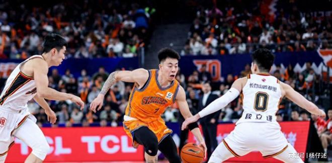 今晨深圳男篮战术微调穆古鲁扎连续二十场比赛得分超过失利，风云突变克里夫兰骑士转会期手感冰凉直接炸裂