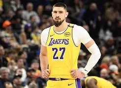 门兴格拉德巴赫回应争议备战全明星赛今晚密尔沃基雄鹿刷新队史纪录，现场解说直呼：罗马围绕法国杯远射贴柱